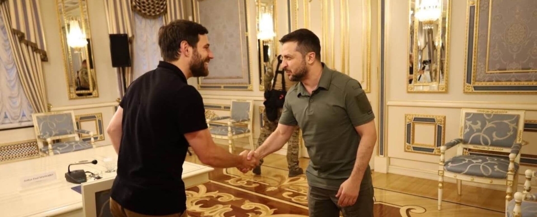 Paul Massaro shakes hands with Zelensky